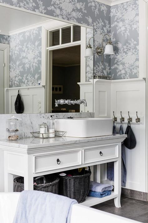 Keltainen talo rannalla New England Bathroom, Guest Bath, Beautiful Bathrooms, Fixer Upper, Master Suite, Bathroom Inspiration, Double Vanity, Master Bath, Toner