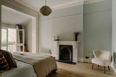 Colorful Walls in an English Victorian Townhouse 13 Townhouse Bedroom, Bespoke Kitchen Cabinets, Colorful Walls, Dark Blue Walls, Airy Room, Victorian Townhouse, London Townhouse, Timber Buildings, Exposed Brick Walls