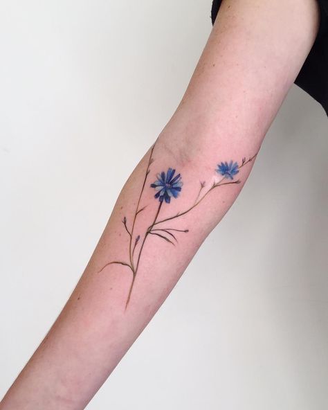 There are a lot of tattoo DON'Ts out there, but how about some little floral DOs. Ogham Tattoo, Unusual Tattoos, Sunflower Mandala Tattoo, Gladiolus Tattoo, Delicate Flower Tattoo, Watercolour Tattoos, Thistle Tattoo, Watercolor Rose Tattoos, Red Rose Tattoo