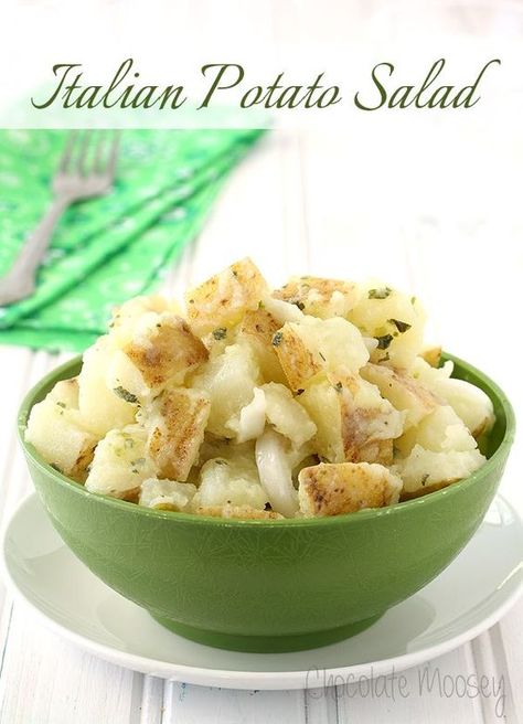 Forget the mayonnaise! This Italian Potato Salad is tossed with olive oil, vinegar, onion, garlic, and parsley. Italian Potato Salad Recipe, Potato Salad Without Mayo, Potato Salad Vegan, Italian Potato Salad, Vinegar Potato Salad, Potato Salad No Mayo, Italian Potatoes, Potato Salad Dressing, Potato Salad Recipe Easy