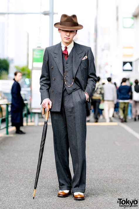 Japanese guy showcasing a dapper retro suit street style while out and about in Harajuku. Japanese Suit, Elegant Men Style, Brown Fedora, Tailor Made Suits, Retro Suits, Style Web, Waxed Cotton Jacket, Dapper Dan, Tokyo Street Style