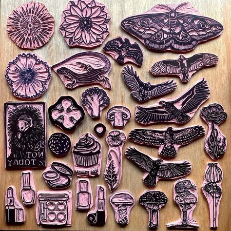 Print Stamp Design, How To Carve Stamps, Carved Stamps Ideas, How To Make Stamps, Lino Stamp Ideas, Hand Carved Stamps Pattern, Stamp Carving Ideas, Hand Carved Stamps Diy, Linocut Stamps