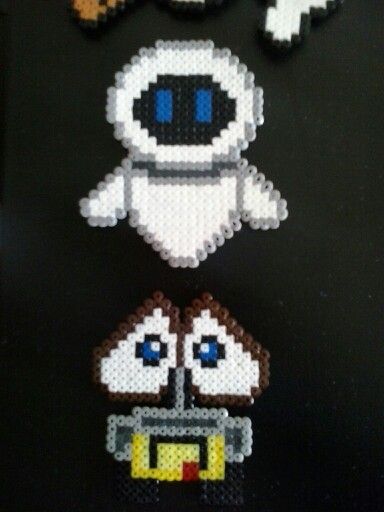 Hama mini Wall-E y Eva... Wall-e Perler Beads, Wall E Y Eva, Perler Jewelry, Hama Beads Disney, Fused Beads, Mini Hama Beads, Lego Titanic, Hama Art, Wall E Eve