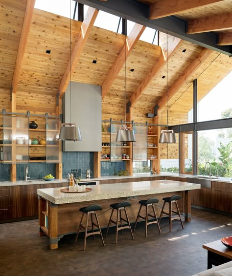 Guest judge Stephen Alesch calls architecture firm ORA‘s Art Barn Kitchen submission “a beautiful, fun, and healthy space” and says that looking at it made him “daydream of carob, giant blueberry muffins, and fuzzy cats sleeping in the sun.” Photograph by Eric Staudenmeier. Cleaning White Walls, Barn Kitchen, Kabinet Dapur, Popular Kitchens, Contemporary Cottage, Modern Beach House, Contemporary House Design, Professional Kitchen, Mid Century House