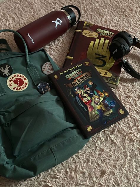 Made by Kaira Kanken Bag Aesthetic, Fjallraven Kanken Aesthetic, Kanken Aesthetic, Everyday Bag Essentials, Unorganized Idea, School Bag Essentials, Backpack Essentials, Aesthetic Backpack, Inside My Bag