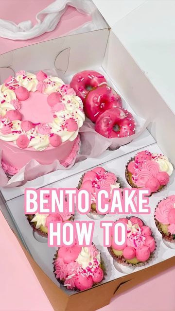 Olivia Sarmiento | Recipes on Instagram: "Anyone else 🙋🏽‍♀️ in love with the bento cake box trend right now?? Well here’s how to make one‼️ ___________ Packaging➡️ one 10x14x5in bakery box, cupcake liners to equal 12, a 6in cake board, and tissue paper. Treats➡️ one 2-layer 5 in round cake, 6 cupcakes, and 3 cake donuts. Like and follow for more💕 ___________ #bentocakebox #bentocakes #treatbox #cakebox #cupcakebox #birthdaycakeideas #pinkcakes #cakedonuts #makeacakemonday #cakedecorating #cu Cake Bento Box Ideas, How To Make A Bento Cake, Bento Cake Gift Box Ideas, Mini Cakes Box Ideas, How To Make Bento Cake, Bento Box Cakes, Bento Cake Box Packaging, Bento Cake And Cupcakes, Bento Box Cake Design Ideas