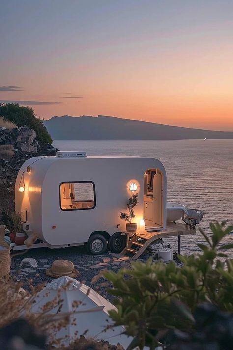 Trailer Camping Aesthetic, Camper Renovation Exterior, Camper Van Aesthetic, Combi Vw T2, Cozy Camper, Cozy Camping, Small Travel Trailers, Cabin In The Mountains, Combi Vw