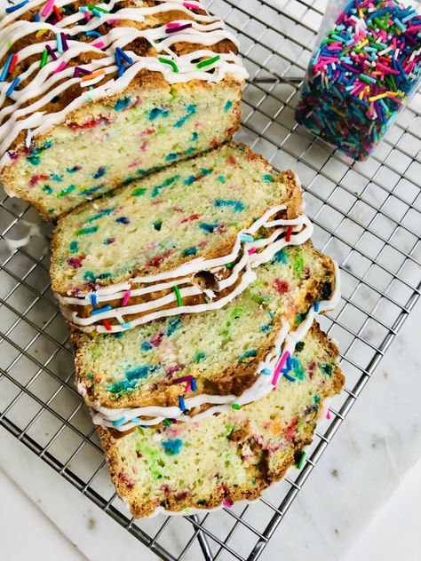 Funfetti Loaf Cake Funfetti Loaf Cake, Birthday Cake Loaf, Loaf Cake Decoration, Loaf Bread Recipe, Mini Loaf Cakes, Donut Ideas, Loaf Pan Cake, Cake Loaf, Sugar Cookie Cakes