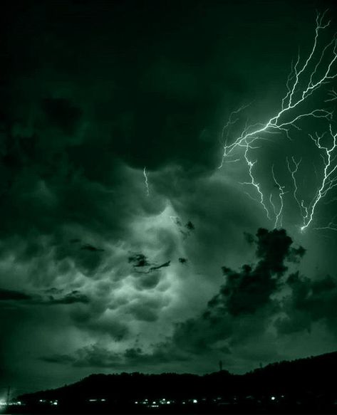 Green Lightning, Lightning Photography, Dark Forest Aesthetic, Dark Green Wallpaper, Green Y2k, Lavender Aesthetic, Dark Green Aesthetic, Slytherin Aesthetic, Green Sky