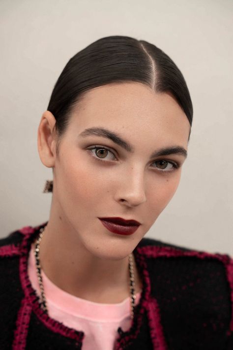 2023 Beauty Trends, Chanel Backstage, Chanel Makeup Looks, Chanel Spring 2023, 2023 Makeup, Show Makeup, Runway Makeup, 2023 Ready To Wear, Brow Brush