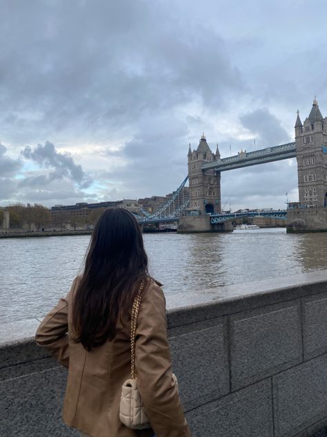 Tower Bridge Tower Bridge London Photo Ideas, Tower Bridge Photo Ideas, Kylie Jenner Workout, Tourist Photos, London Study Abroad, London Photo Ideas, Proposal Pictures, Kingdom Woman, London Boy