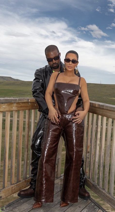 Estilo Kim Kardashian, Kanye West And Kim, Kim And Kanye, Robert Kardashian, Kim Kardashian And Kanye, Kkw Beauty, Kardashian Family, Kim Kardashian Style, Beauty Companies