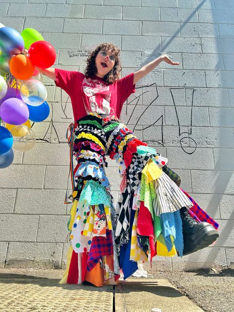 Weird Clothes Aesthetic, Clowncore Outfit, Clown Pants, Clown Clothes, Creative Clothes, Rainbow Outfit, Funky Outfits, Upcycled Fashion, Eclectic Fashion