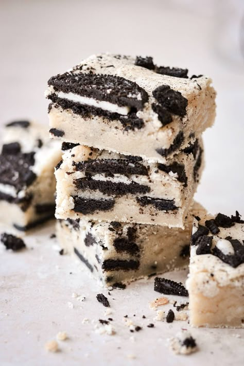 Soft, moist and chewy blondies, full of chopped Oreo cookies for the most delicious cookies and cream cookie bars. Cookies And Cream Blondies, High Altitude Cookies, Cookies And Cream Cookie, Oreo Blondies, Oreo Cookie Bar, Blondie Bars, Vanilla Oreo, Oreo Cookie Recipes, Desserts Bars