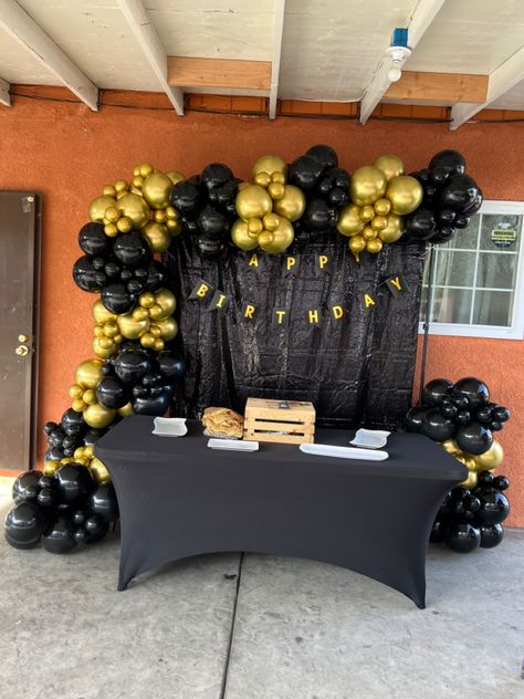 Black And Gold Backyard Party, Black And Gold Birthday Theme, Tropical Birthday Theme, Backyard Party Decorations, Black And Gold Party Decorations, Graduation Backdrop, Gold Party Decorations, Graduation Party Themes, Tropical Birthday