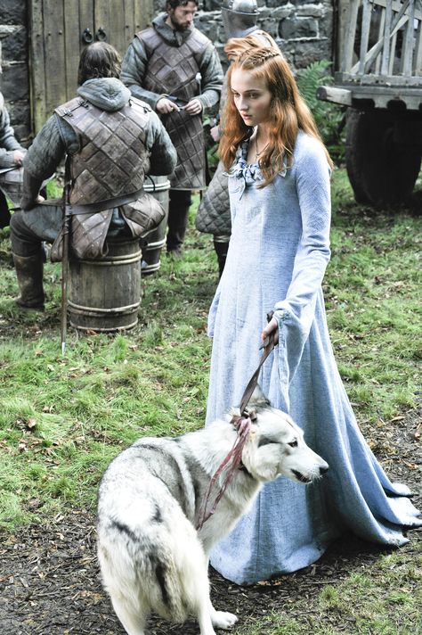 SEASON 1 - Episode 2 Game Of Thrones Sansa, Game Of Thrones Costumes, Game Of Thrones Tv, Photo Games, Cersei Lannister, Gra O Tron, I Love Cinema, Kit Harington, Sansa Stark