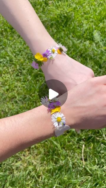 Derya🥐🥐 on Instagram: "making flower bracelets🌼🌸🌷" Real Flower Bracelet, Flower Bracelet Diy, Best Frind, Friendship Video, Picnic Inspiration, Floral Bracelet, Flower Fairy, Flower Bracelet, Nature Bracelets