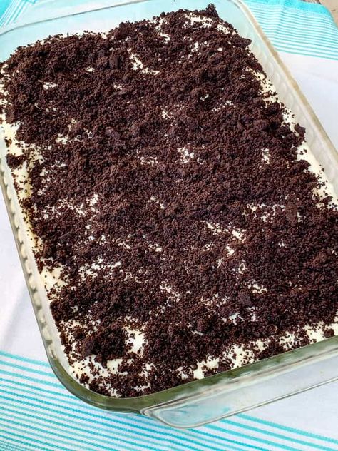 9 x 13 glass dish of easy dirt cake Easy Dirt Cake, Oreo Dirt Dessert, Dirt Dessert Recipe, Dirt Pudding Recipes, Oreo Dirt Pudding, Dirt Recipe, Dirt Cake Recipe, Oreo Dirt Cake, Dirt Dessert