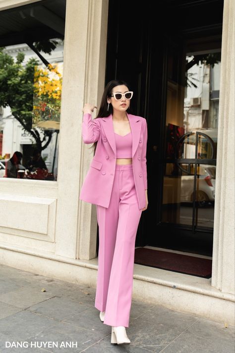 Tops For Blazers, Bodycon Dress With Blazer Outfit, Pink Suits Women, Office Outfits Women Casual, Statement Sunglasses, Celebrity Casual Outfits, Classy Outfits For Women, Winter Fashion Outfits Casual, Modest Dresses Casual