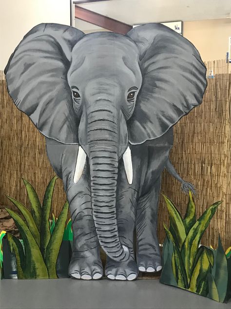 Jungle Theme Decorations, معرض فني, Jungle Thema, Palm Frond Art, Jungle Decorations, Elephant Artwork, Vbs Themes, Il Re Leone, School Wall Art