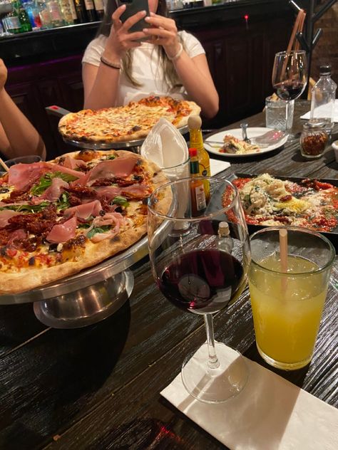 #pizza #restaurant #wine #food Prom 2024, Wine Food, Girl Dinner, Pizza Restaurant, Pizza Night, Dinner With Friends, Family Meals, Food Lover, Family Travel