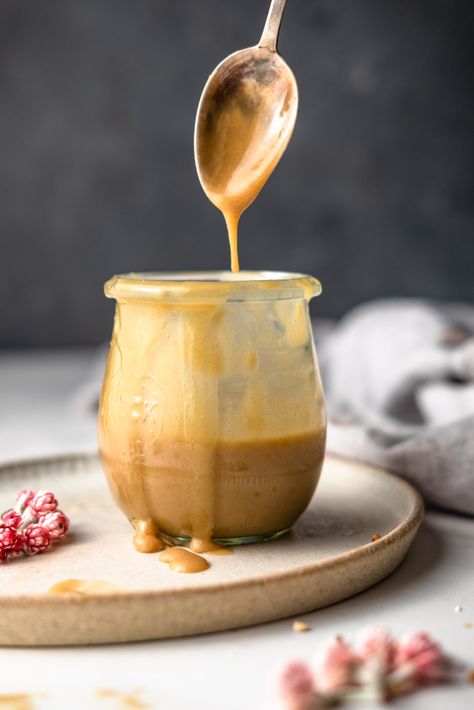 Tahini Photography, Whipped Caramel, Overnight Quinoa, Tahini Caramel, Healthy Caramel, Sweet Sauces, Tahini Recipe, Waffle Ice Cream, Peanut Allergy