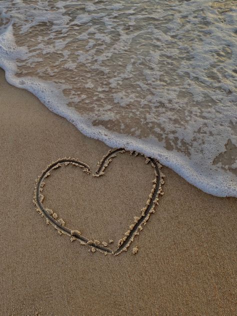 #sea #heart #sand #summer Sand Writing, Sand Quotes, Sand Drawing, Sand Pictures, Beach Heart, Valentine Picture, Adventure Aesthetic, Wall Drawing, Night Scenery