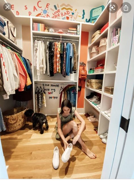 Teenage Walk In Closet, Closet Organization Ideas Teen Girl, Teen Girl Closet Ideas, Teen Girl Closet Organization, Kids Walk In Closet Ideas, Girls Walk In Closet, Teen Closet Ideas, Teen Closet Organization Ideas, Teen Girl Closet