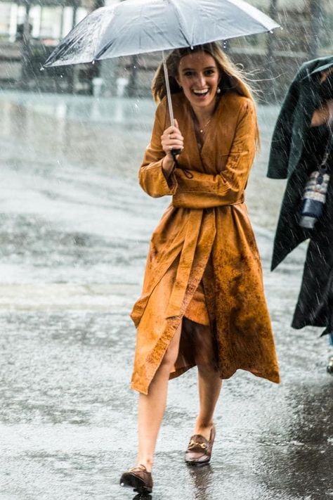 Three colours everyone will be wearing next, according to the street style set - Vogue Australia Autumn Wedding Guest Outfits, Fashion Week Street Style Winter, Autumn Wedding Guest, Rainy Outfit, Moody Portrait, Sydney Fashion Week, Australian Fashion Week, Insta Reels, Wedding Guest Outfits