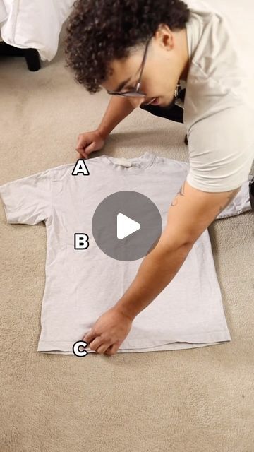 Men's Fashion Outfits on Instagram: "Folding t-shirt tutorial step by step Credits: @pierredalati 📸" Folding Tee Shirts Videos, Folding T-shirt, How To Fold Tshirts Video, Folding Polo Shirts, How To Fold T Shirts, How To Fold A Shirt, Pliage Tee Shirt, Tshirt Folding Hack, How To Fold Shirts