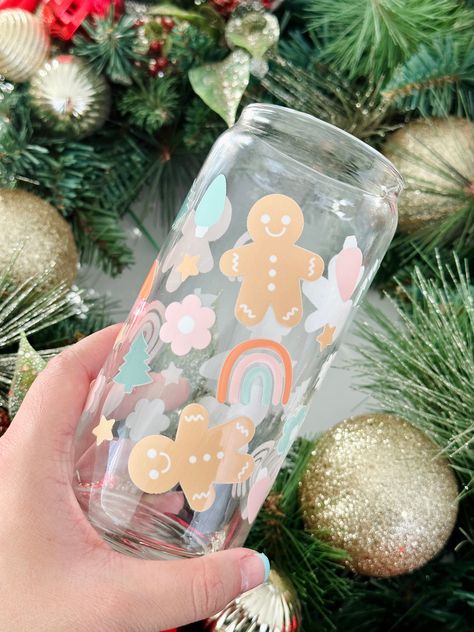 Christmas Glass Cup Ideas, Christmas Can Glass Cups, Christmas Glass Cups Vinyl, Glass Cups With Vinyl Christmas, Coffee Glass Cup Design Christmas, Christmas Glass Beer Can Cups, Christmas Beer, Holiday Gift List, Christmas Glasses