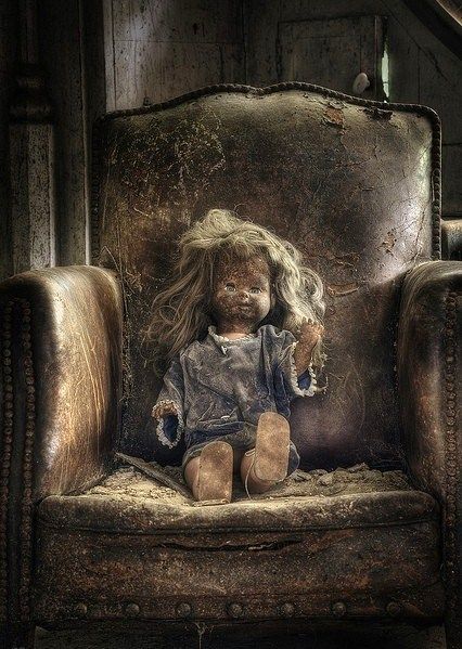 Abandoned doll. Haunted Images, Creepy Doll, Fotografi Vintage, Abandoned Mansions, Haunted Places, Creepy Dolls, Trik Fotografi, Abandoned Buildings, Abandoned Houses