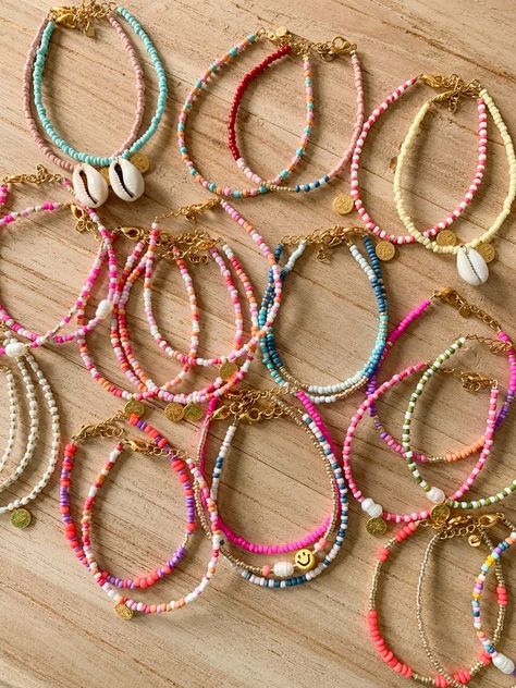 Preppy Beaded Bracelet, Seed Bead Bracelets Ideas Color Combos, Beachy Jewellery, قلادات متدلية, Preppy Jewelry, Bracelet Craft Diy, Beading Jewelery, Beaded Necklace Diy, Diy Bracelet Designs