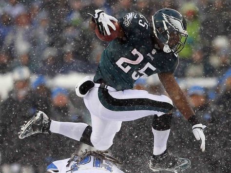 lashawn mccoy | How LeSean McCoy Broke The Eagles' 64-Year Old Rushing Record In A ... Eagles Win, Lesean Mccoy, Philly Eagles, Eagles Team, Eagles Super Bowl, Nfl Football Art, Go Eagles, Philadelphia Eagles Fans, Philadelphia Eagles Football