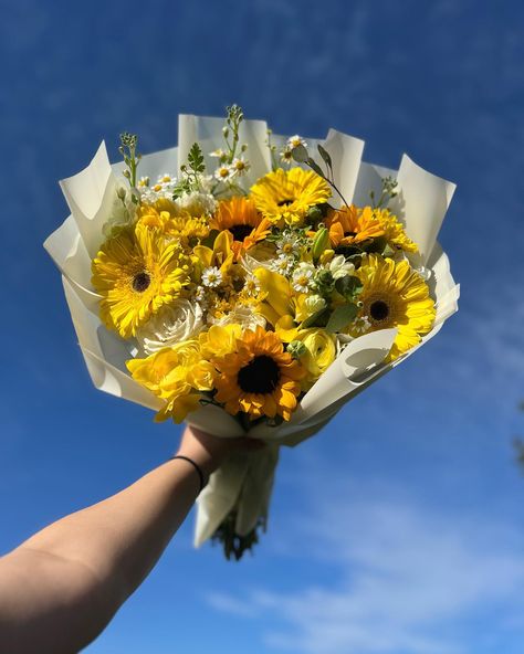 The prettiest mix flower bouquet 😍💛 Gift them a yellow mix flower bouquet this spring💐 Dm @lilyyscreations or text (559) 931-4025 #floraldesign #prettybouquets #rosebouquet #floristofinstagram #559bouquets #flowerbouquet #explorepage #explore #supportlocal #fresnoflowers #fresnoflorist #ramobuchón #fresnocalifornia Mix Flower Bouquet, Flower Bouquet Gift, Mixed Bouquet, Prettiest Bouquet, Bouquet Gift, Flowers Bouquet Gift, Rose Bouquet, Flowers Bouquet, Bouquets