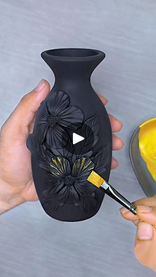 Clay Bottle Art Ideas, Clay Flower Vase, Plastic Bottle Flower Vase, Bottle Flower Vase, Bottle Art Projects, Plastic Bottles Crafts, Vase Making, Making Clay, Flower Vase Making