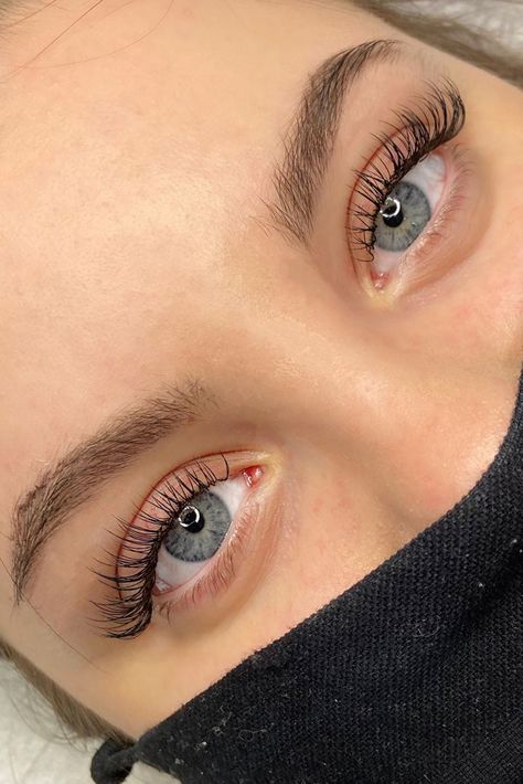 Beautiful mascara like natural classic lashes Natural Looking Eyelash Extensions, Classic Eyelash Extensions, Eyelash Extensions Classic, Natural Fake Eyelashes, Lash Extentions, Classic Lashes, Lashes Fake Eyelashes, Lash Extensions Styles, Eyelash Extensions Styles