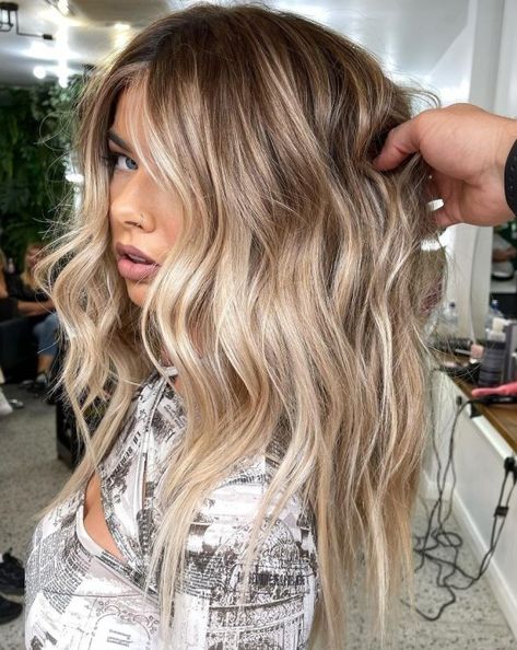 Strawberry Blonde Balayage with Warm Brown Roots Brown Roots With Blonde Ends, Dimensional Warm Blonde, Blonde With Darker Roots, Strawberry Blonde Balayage, Balayage Hair Ideas, Blonde Balayage Hair, Root Smudge, Platinum Blonde Balayage, Balayage Lob