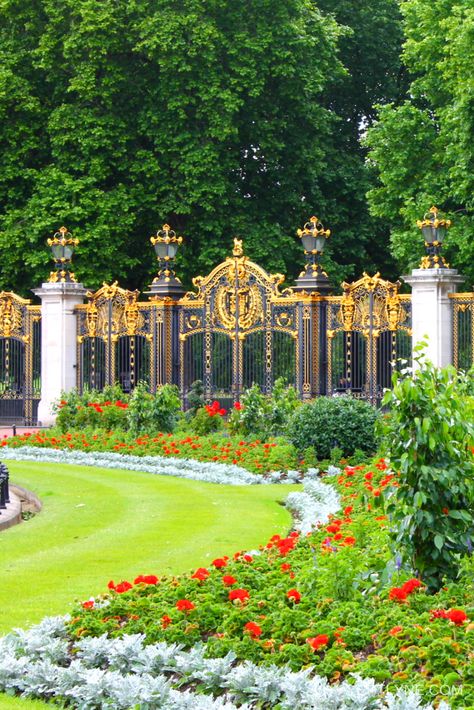 Buckingham Palace garden   #london Royal Garden Design, Royal Garden Aesthetic, Palace With Garden, Palace Garden Aesthetic, British Palace Aesthetic, Front Home Landscaping, Landscaping Front Porch, Palace Garden Royal, Front Home Decor