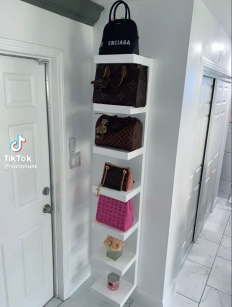 Shoe And Purse Wall, Small Shoe And Purse Closet, Bag Display Ideas Small Bedroom, Bag Shelves Ideas Bedroom, Organizar Bolsos Ideas, Hand Bag Display Ideas, Shelves For Purses, Purse Rack Ideas, Display Purses In Bedroom