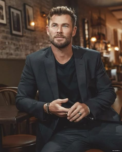 Chris Hemsworth Funny, Chris Hemsworth Shirtless, Thor X Loki, Blazer Outfits Men, Black And White Couples, Black Suit Men, Chris Hemsworth Thor, Mens Formal Wear, Liam Hemsworth