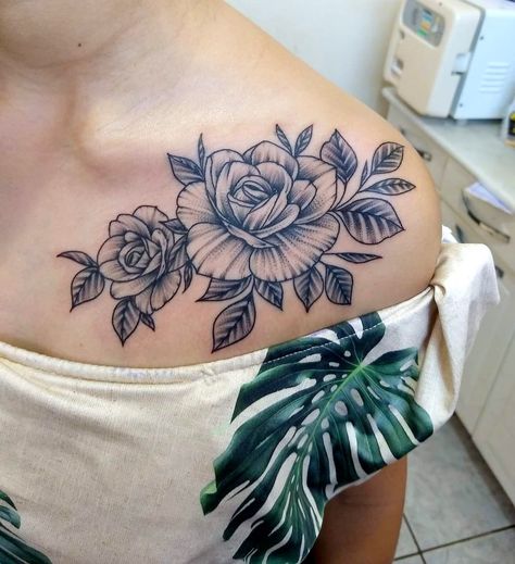 Butterfly With Flowers Tattoo, Beautiful Flower Tattoos, Tattoo Graphic, Red Tattoos, Botanical Tattoo, Rose Tattoo Design, Cute Tattoos For Women, Feather Tattoos, Star Tattoos