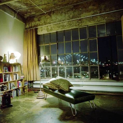 ivonne casas' loft in brooklyn, photo by laura ocelli (locellinystories.blogspot.com), via apartmenttherapy.com New Yorker Loft, Warehouse Apartment, Warehouse Living, Warehouse Loft, Loft Studio, Casa Container, Loft Living, Style Loft, Loft Apartment