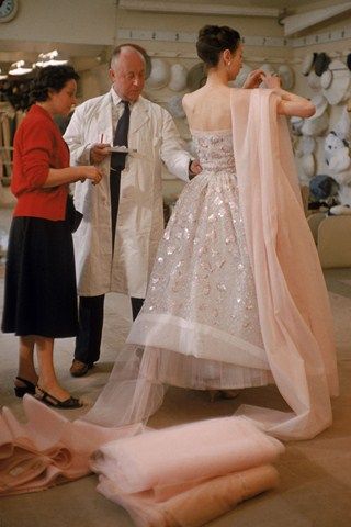 Christian Dior with an assistant and model at his Paris atelier in 1957 © Getty Images. Via www.vogue.co.uk. Glamour Vintage, Dior Collection, Look Retro, Paris Mode, French Fashion Designers, Dior Couture, Vintage Couture, Vestidos Vintage, Moda Vintage