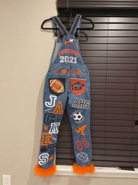 12 Best Senior Overalls Ideas That Are DIY Masterpieces Hoco Jeans Painted, Senior Overalls Ideas, Homecoming Jeans Ideas, School Spirit Outfit, Senior Painted Jeans, Painted Overalls, Homecoming Spirit Week, Senior Year Fun, Homecoming Spirit