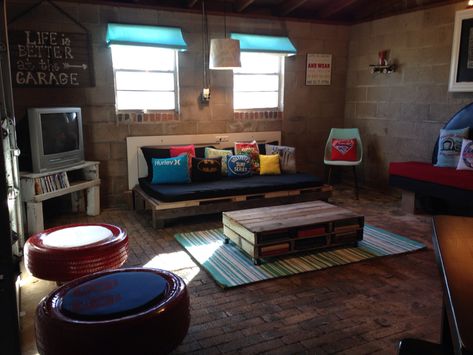 Teenager garage hangout #hangout #teenager #upcycle #diy #pallet #garage Teen Basement, Hangout Room Ideas, Teen Hangout Room, Teen Hangout, Garage Game Rooms, Hangout Room, Garage Room