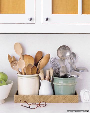 Golden Rules of Kitchen Organization  -- creamofwheat.com #creamofwheat #kitchen #organization Ceramic Crock, Cottage Shabby Chic, Kitchen Hacks Organization, Utensil Organization, 아파트 인테리어, Household Organization, Trendy Kitchen, Mixing Bowls, White Cabinets