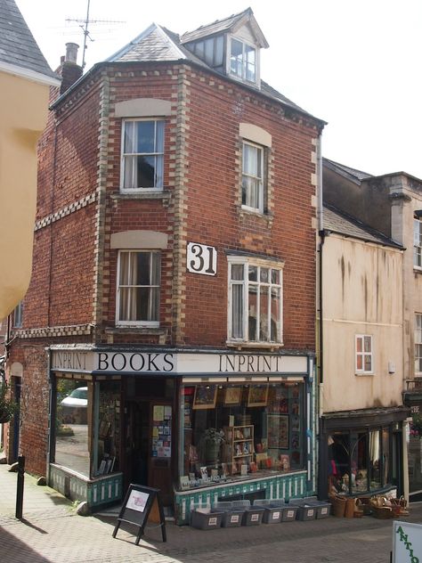 Bookstore Cafe, Bg Design, Book Cafe, Store Front, Shop Fronts, Brick Building, Book Nooks, Window Display, Store Fronts