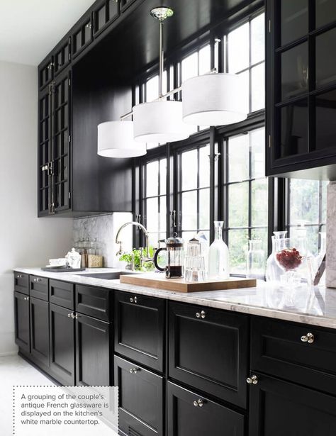 Kitchen Remodel Trends, Kitchen Cabinets Pictures, Kitchen Cabinet Trends, Black Countertops, Black Kitchen Cabinets, Decoration Kitchen, Dark Kitchen Cabinets, Elegant Kitchens, White Countertops