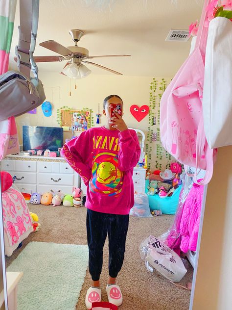 Preppy Pictures Of People, Rip Photos, Preppy Smiley Face Pjs, Preppy Sleepover Pics, Mirror Pics Preppy, Smiley Face Logo, Nirvana Sweatshirt, Preppy Memes Funny, Nirvana Smiley Face